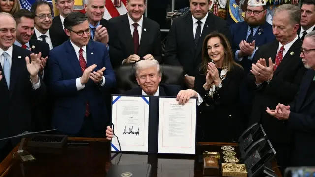 انتهاء أطول إغلاق حكومي بالولايات المتحدة بعد 43 يوما