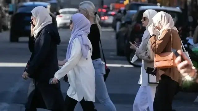 Le projet d’interdiction du voile révèle une dérive "illibérale", selon une rabbine