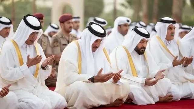 أمير قطر يؤدي صلاة الاستسقاء في لوسيل