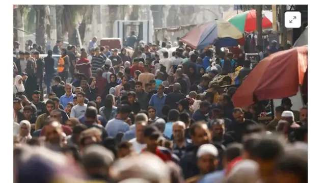 Люди делают покупки на местном рынке в Нусейрате, в центральной части сектора Газа