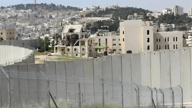 مصدر عبري: تقسيم غزة لمنطقتين سيجعل الخط الأصفر "جدار برلين"

 