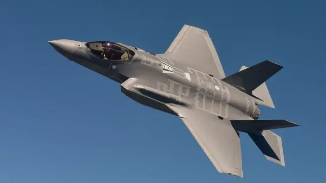 Истребитель пятого поколения F-35 | Фото: Bloomberg
