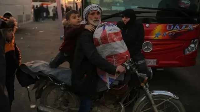 Nearly 400 Syrian refugees return home from Lebanon in latest convoy