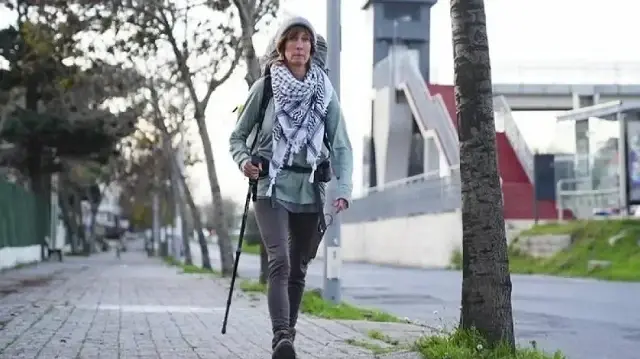 دعما لفلسطين.. ناشطة بريطانية تسير منذ 6 أشهر إلى إسطنبول