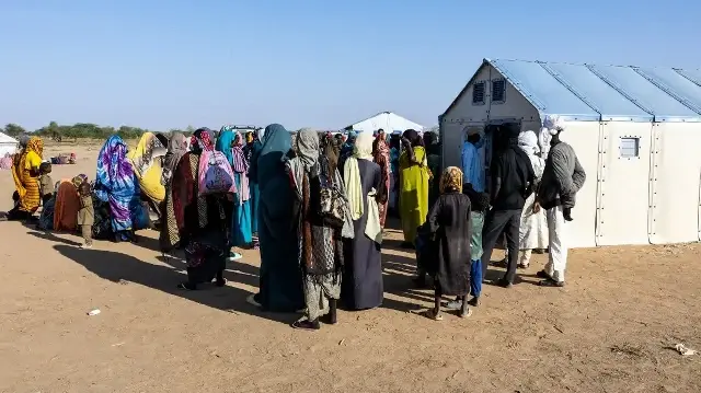 Des vêtements sèchent sur un abri de réfugiés soudanais au camp d'Oure Cassoni au Tchad, le 12 novembre 2025.
