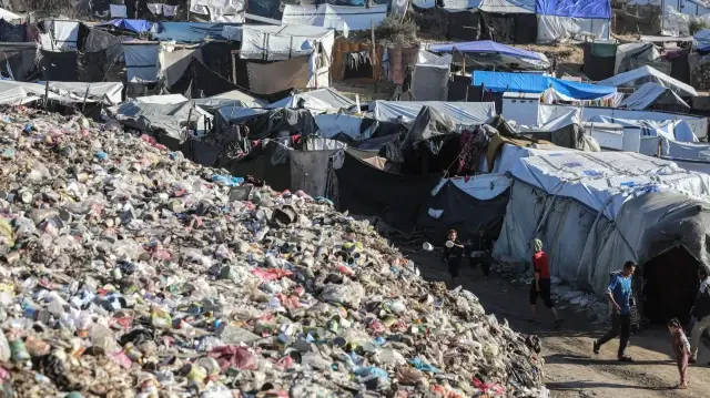 مسؤول صحي بغزة: تكدس النفايات يهدد بتفشي أوبئة وسط الحصار الإسرائيلي