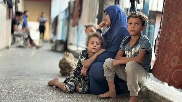 "مرحلة كارثية".. غرق خيام ومراكز إيواء في غزة بمياه الأمطار 