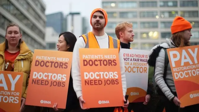 Врачи в Англии объявили новую пятдневную забастовку.