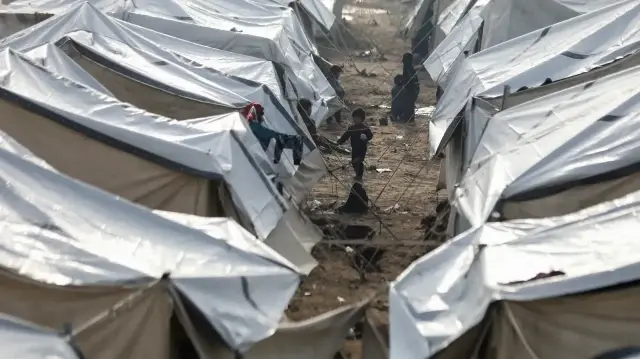 غزة.. منخفض جوي يفاقم معاناة النازحين وتحذيرات من انهيار الخيام