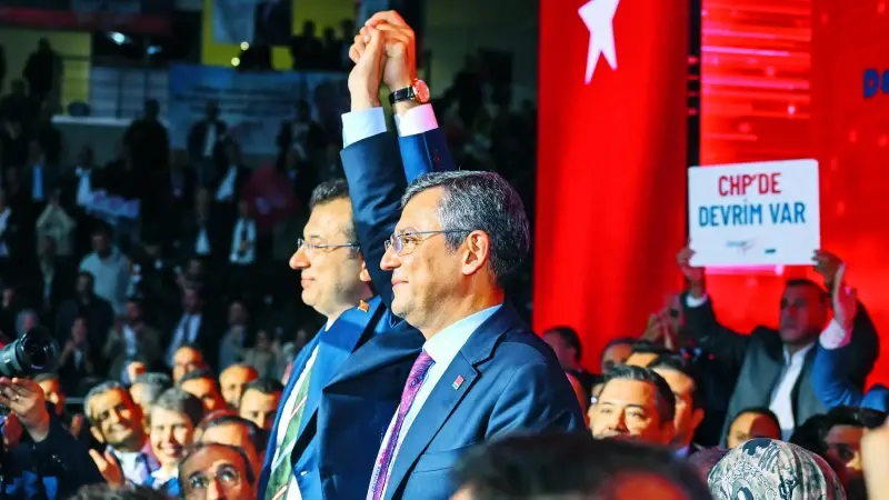 Özgür Özel’le kurultayda yan yana duran Ekrem İmamoğlu hakkında 2 bin 352 yıl hapis cezası isteniyor.