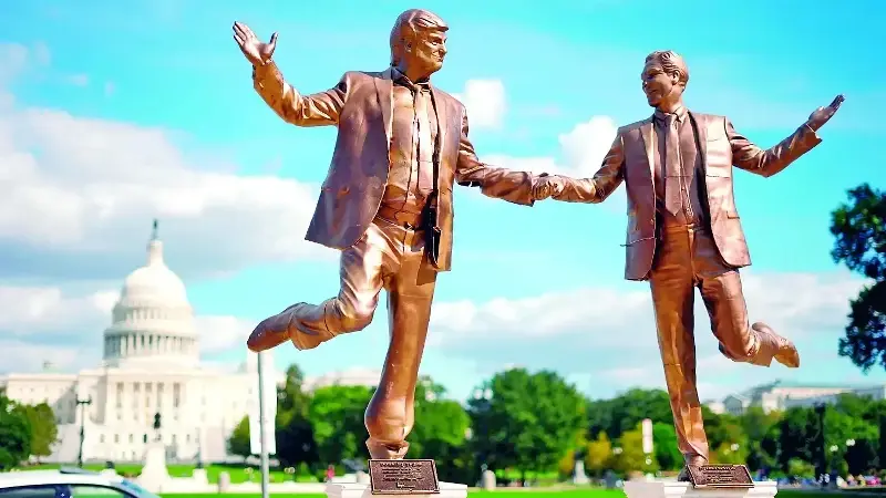 ABD'de Kongre Binası önünde açılan ve Trump'ı-Epstein ile el ele tasvir eden heykel büyük tepki toplamıştı.