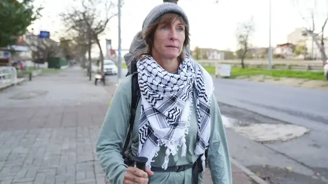 L'activiste britannique Ruth Herbert marche de Londres à Istanbul afin de collecter des dons pour l'organisation Medical Aid for Palestinians (Aide médicale pour les Palestiniens). Partie de chez elle à Arnside le 2 mai 2025, Ruth Herbert, 52 ans, a traversé l'Angleterre, la France, la Suisse, l'Italie, la Slovénie, le Monténégro, l'Albanie, la Macédoine du Nord et la Grèce avant d'arriver en Türkiye. L'activiste britannique Ruth Herbert s'est confiée à un journaliste de l'AA.