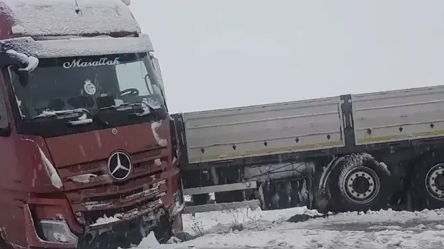 Sivas'ta TIR ve 3 otomobilin karıştığı zincirleme trafik kazasında araçlarda hasar oluştu