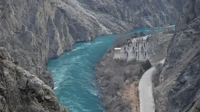 Vue de la centrale hydroélectrique de Toktogul sur la rivière Naryn, près de la ville de Kara-Kul, à environ 380 km de Bichkek.