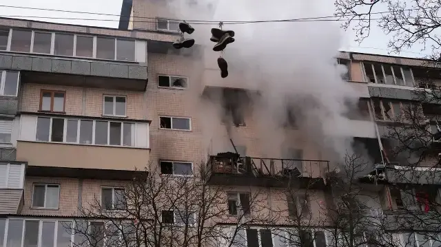 De la fumée s'échappe d'un immeuble résidentiel endommagé à la suite d'une frappe aérienne à Kiev, le 14 novembre 2025, dans le contexte de l'invasion russe en Ukraine.