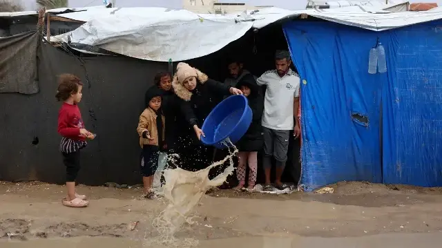 الدفاع المدني بغزة: تلقينا استغاثات بعد غرق خيام نازحين بالأمطار