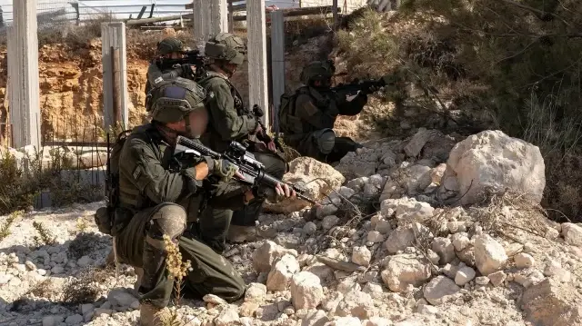 Dans un communiqué publié par l'armée israélienne, il a été rapporté que la brigade Golani, stationnée dans la ville de Rafah, avait repéré quatre Palestiniens qui avaient franchi la "ligne jaune". Le communiqué précise qu'après cette découverte, les forces armées ont abattu deux personnes et ajouté : "Nous poursuivrons nos opérations contre les violations du cessez-le-feu par le Hamas".