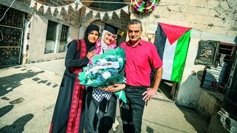 Gazze'deki sınırlı imkânlara ve zorlu şartlara rağmen sınava girerek başarı kaydeden öğrenciler buruk bir sevinç yaşadı.