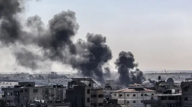 Израиль наносит удары по районам внутри "Жёлтой линии" в Газе.