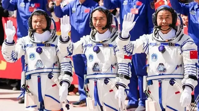 La mission Shenzhou-21 a entamé son retour après un retard d’une semaine provoqué par un impact présumé de débris spatiaux, selon l’agence spatiale chinoise.