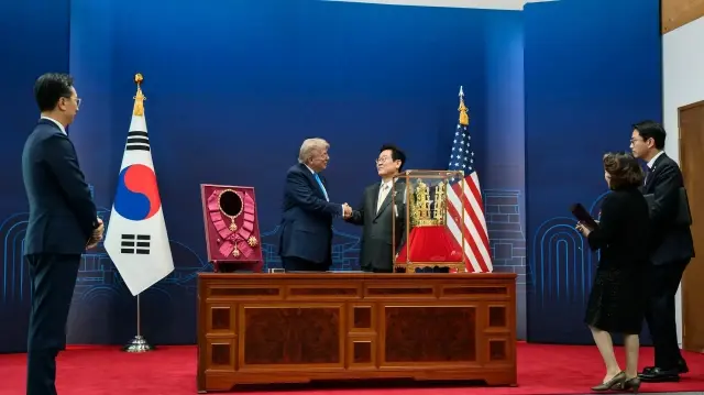 La Corée du Sud et les États-Unis ont signé un accord officialisant un investissement de 350 milliards $ en échange d’une réduction des droits de douane américains.