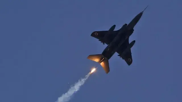 Учебный самолет ВВС Индии потерпел крушение.