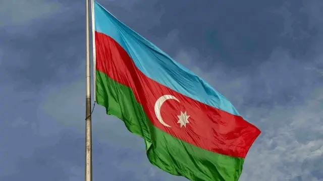 أذربيجان تستدعي السفير الروسي بعد إصابة سفارتها بكييف