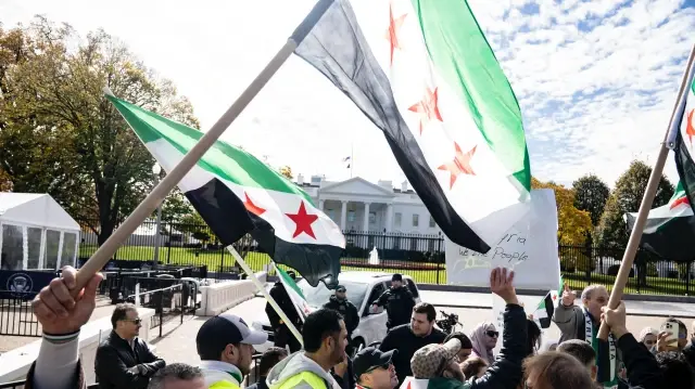 Le président Donald J. Trump et le président syrien Ahmad Al-Sharaa rencontrent le président Donald J. Trump sous les acclamations de ses partisans devant la Maison Blanche à Washington, DC, le 10 novembre 2025.