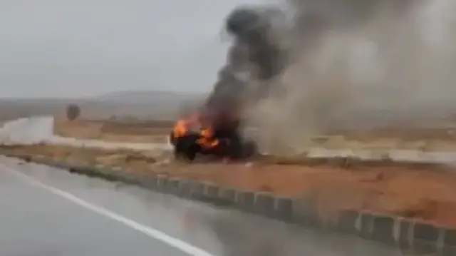 Tokat'ta refüje çarpıp yangın çıkan otomobilin sürücüsü yaralandı