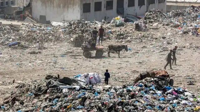 اتحاد بلديات غزة: تكدس 700 ألف طن نفايات في القطاع ينذر بكوارث 