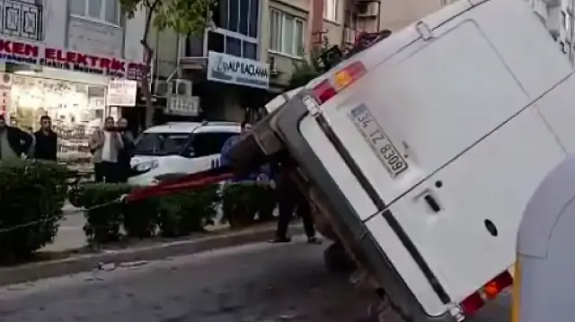 Aydın'da kaldırıma çarpan araç takla attı