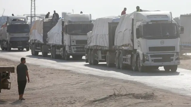 Des camions transportant de l'aide humanitaire traversent le poste-frontière de Kissufim et se dirigent vers Gaza dans le cadre de l'accord de cessez-le-feu entre Israël et le Hamas. Ils atteignent la bande de Gaza à Deir al-Balah, Gaza, le 12 novembre 2025.
