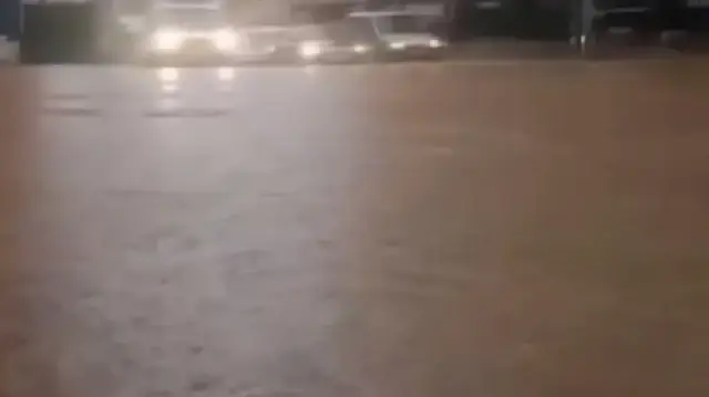 Diyarbakır’da sağanak yağış yolları göle çevirdi