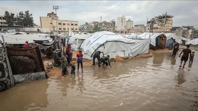 آلاف الخيام غرقت.. فلسطين تناشد لإدخال مستلزمات الإيواء لغزة