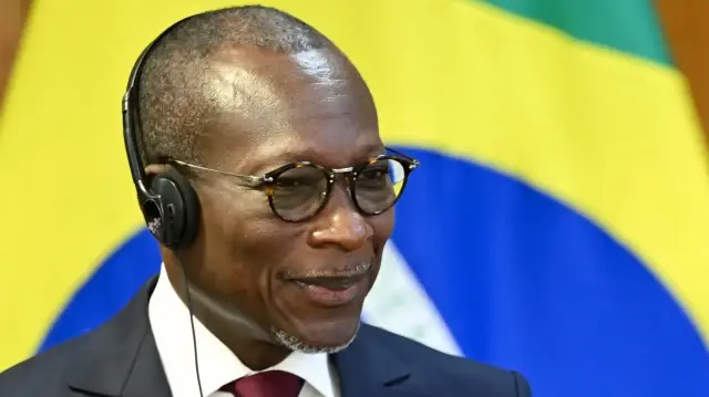 Le président du Bénin, Patrice Talon, sourit aux côtés du président brésilien Luiz Inacio Lula da Silva (hors cadre) lors de la signature d'accords au palais Planalto à Brasilia, le 23 mai 2024.