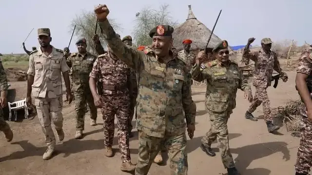 Le président du Conseil souverain du Soudan et commandant en chef de l'armée, le général Abdulfettah el-Burhan, s'est rendu dans la région de Petite Fashaka (Fashaka Suegra), à la frontière entre le Soudan et l'Éthiopie, pour inspecter les troupes après l'enlèvement et l'exécution de sept militaires soudanais et d'un civil par l'armée éthiopienne le 22 juin dernier.