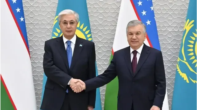 Президент Казахстана Касым-Жомарт Токаев и президент Узбекистана Шавкат Мирзиёев. | Фото: пресс-служба Акорды 