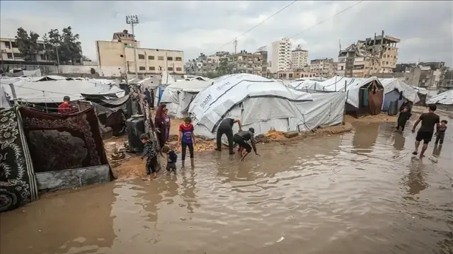الدفاع المدني: غرق عشرات الخيام في مواصي خان يونس بمياه الأمطار
