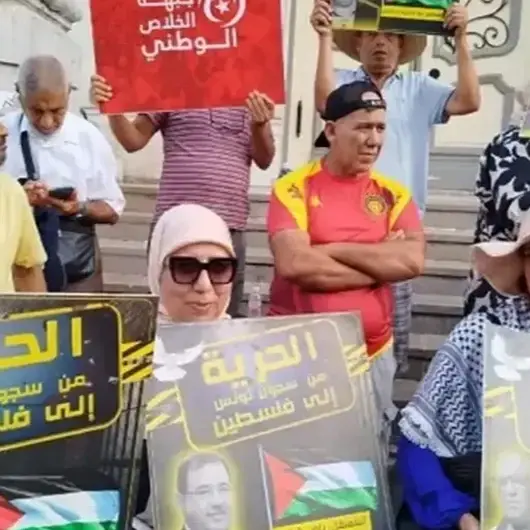 تونس.. "جبهة الخلاص" تنظم وقفة تضامنية دعمًا للمعتقلين السياسيين