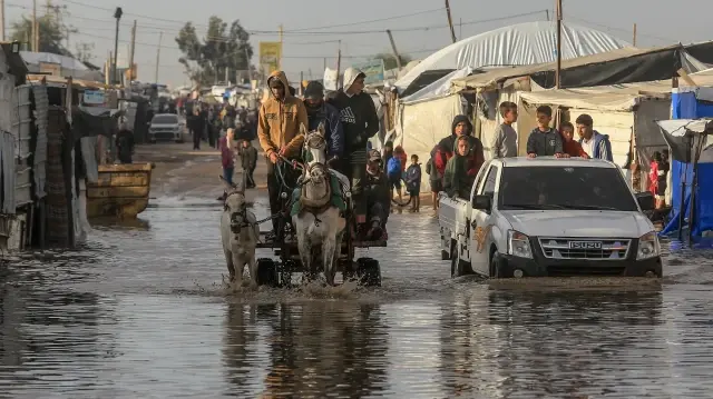 Les Palestiniens déplacés dont les maisons ont été détruites par les attaques israéliennes sur la bande de Gaza et qui vivent désormais dans la région de Mawasi, près de Khan Younis, traversent une période difficile en raison des fortes pluies et du froid qui sévissent depuis le 15 novembre 2025. Les familles dont les tentes ont été inondées luttent pour survivre au milieu des flaques d'eau formées par la pluie.
