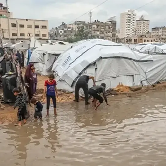 الدفاع المدني: غرق عشرات الخيام في مواصي خان يونس بمياه الأمطار