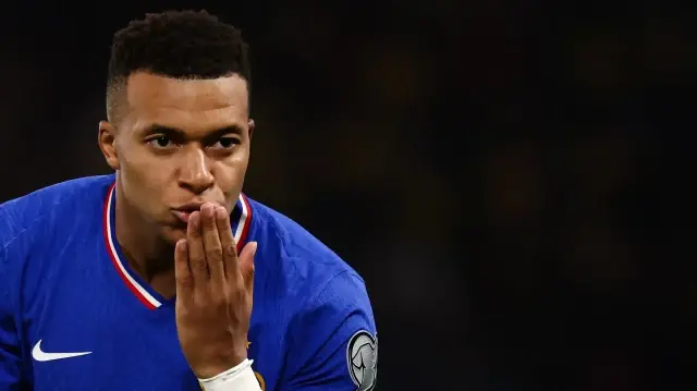 L’attaquant français Kylian Mbappé après avoir transformé un penalty pour inscrire le premier but de son équipe lors du match de qualification pour la Coupe du monde 2026 entre la France et l’Ukraine, au Parc des Princes, à Paris, le 13 novembre 2025.