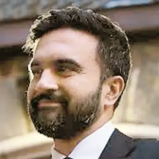 İhtiyar sarışın, sübyancı hergele!