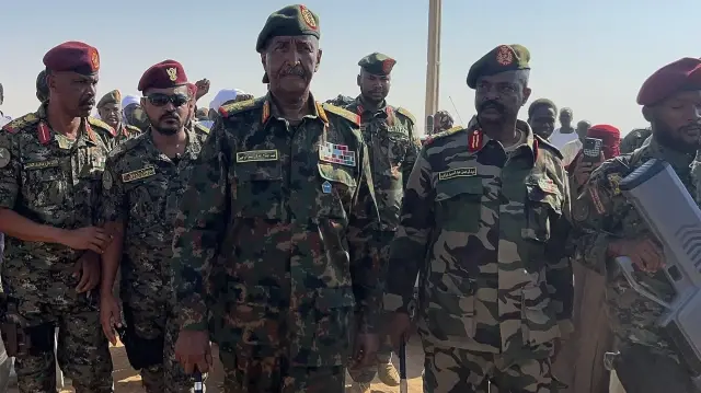 Le président du Conseil souverain du Soudan et commandant de l'armée, le général Abdel Fattah al-Burhan, visite le camp Al-Afadh récemment créé à Al Dabbah, dans l'État du Nord, où des dizaines de milliers de Soudanais ont trouvé refuge après avoir été déplacés par les affrontements qui ont suivi la prise de contrôle d'El Fasher, la capitale du Darfour-Nord, par les Forces de soutien rapide, le 26 octobre, à Al Dabbah, Soudan, le 8 novembre 2025.
