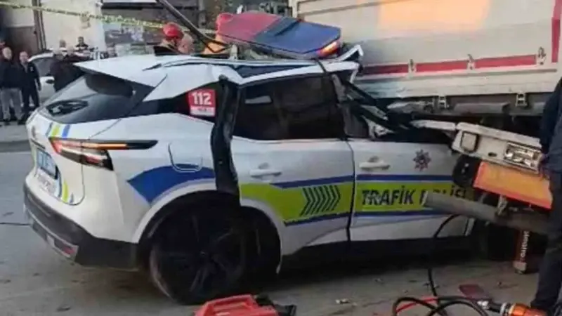 Trafik polisi aracı TIR'a çarptı