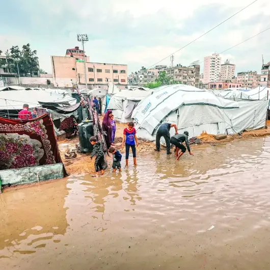 Bu kez de sel vurdu: Gazze'de çadırlar sular altında