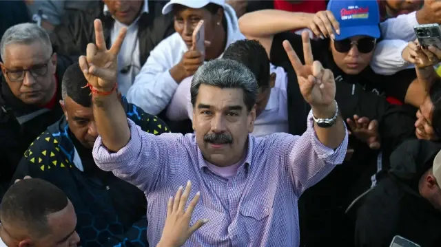 Le président vénézuélien Nicolas Maduro fait un geste lors d'une manifestation à l'occasion de la Journée de la jeunesse à Caracas, le 13 novembre 2025.