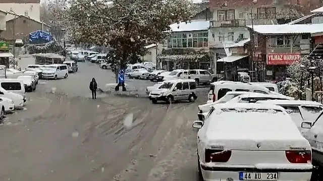 Adıyaman'ın Çelikhan ilçesinde mevsimin ilk karı yağdı
