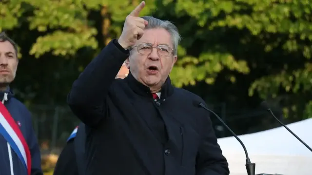 Le fondateur de La France Insoumise (LFI), Jean-Luc Mélenchon, prononce un discours, place de Stalingrad à Paris, ce mardi 6 mai 2025, pour dénoncer la dissolution d'Urgence Palestine et la Jeune Garde