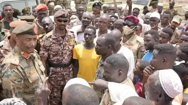 Le président du Conseil souverain du Soudan et commandant en chef de l'armée, le général Abdulfettah el-Burhan, s'est rendu dans la région de Petite Fashaka (Fashaka Suegra), à la frontière entre le Soudan et l'Éthiopie, pour inspecter les troupes après l'enlèvement et l'exécution de sept militaires soudanais et d'un civil par l'armée éthiopienne le 22 juin dernier.